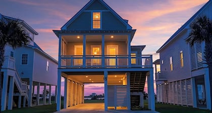 Sunny Beachside Bungalow #5 Steps from the Sand in Galveston