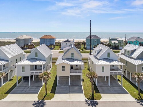 Sunny Beachside Bungalow #12 Steps from the Sand in Galveston