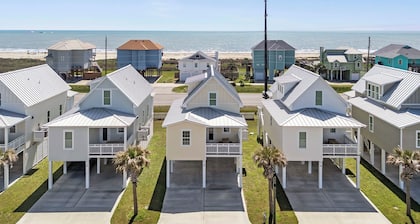 Sunny Beachside Bungalow #12 Steps from the Sand in Galveston