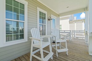Terrace/patio - Sunny Beachside Bungalow #16 Steps from the Sand in Galveston (Galveston)