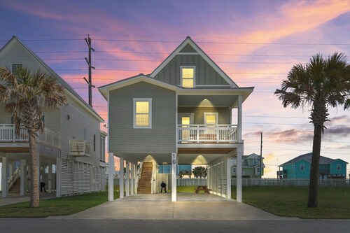 Sunny Beachside Bungalow #16 Steps from the Sand in Galveston