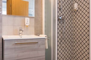 Bathroom - Holiday apartment with swimming pool, playground and barbecue (Valbandon)