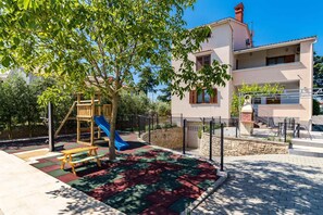 Children’s area - Holiday apartment with swimming pool, playground and barbecue (Valbandon)