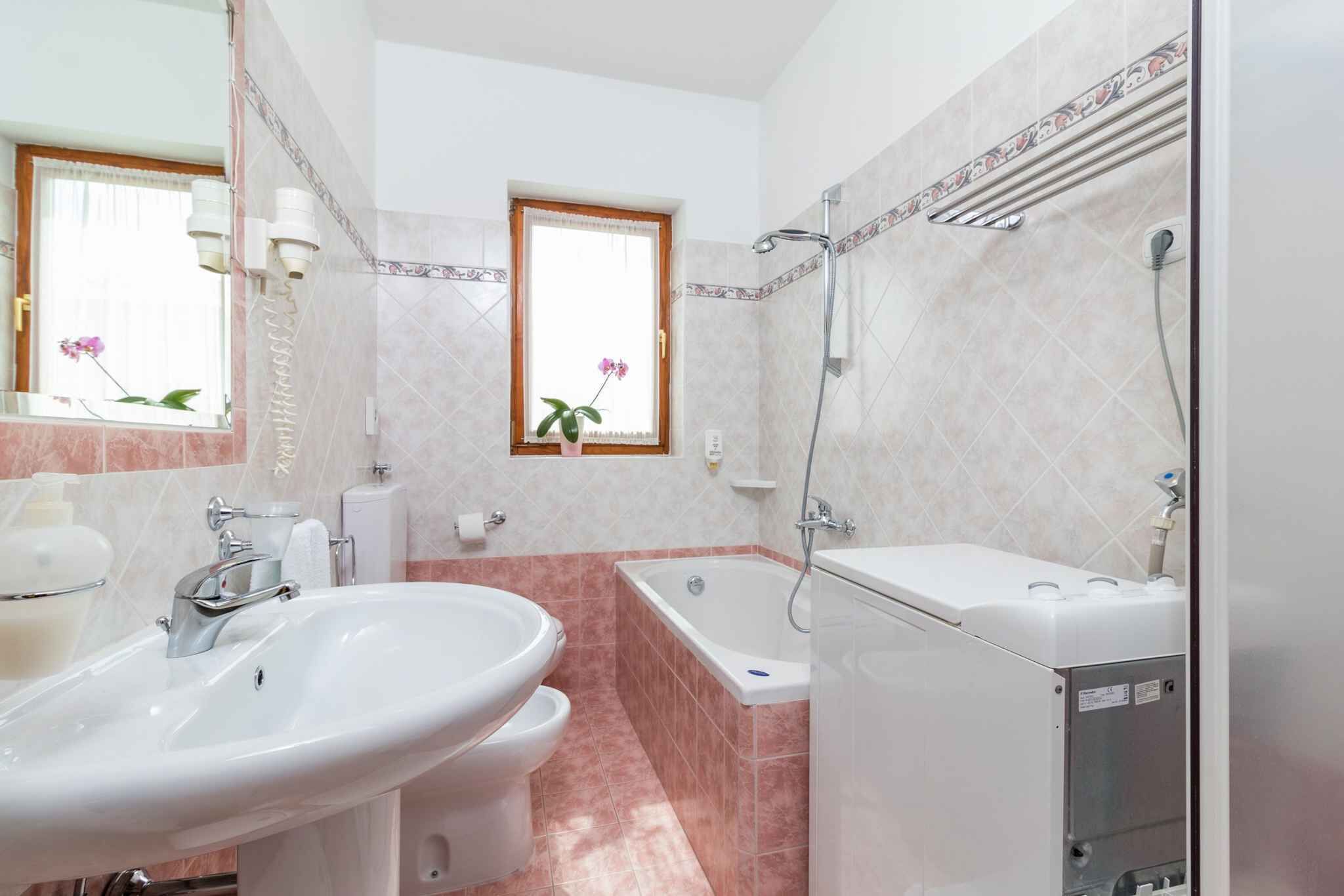 Un bagno con lavandino, vasca e doccia.