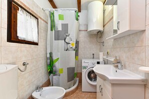 Bathroom - Studio with air conditioning and washing machine (Peroj)
