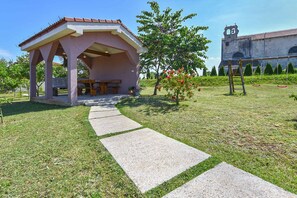 Outdoor dining - Holiday apartment with cosy terrace and garden (Vodnjan)