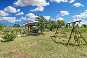 Children’s area - Holiday apartment with cosy terrace and garden (Vodnjan)