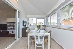 Dining - Holiday apartment tastefully furnished with air conditioning (Pula)