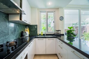 Private kitchen - Chongko 4 Bed Villa, Few Minutes To Rawai (Rawai)