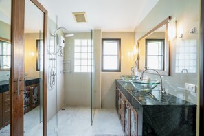 Dusche, Haartrockner, Bidet