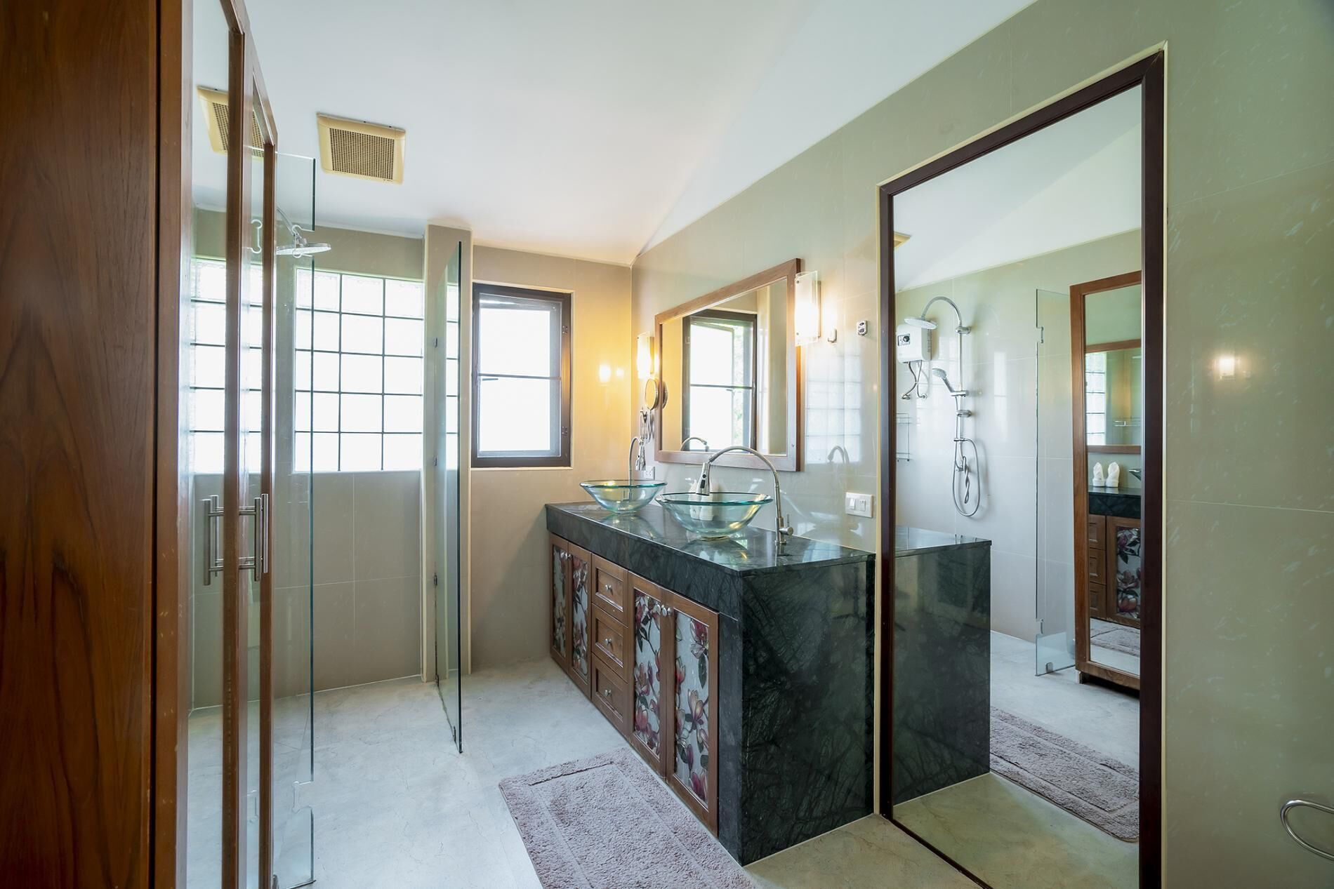 Ducha, secador de pelo, bidet