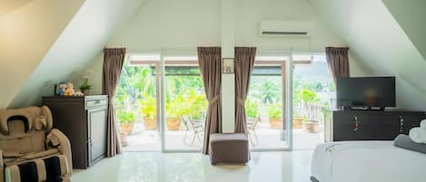 Tabla de planchar con plancha, wifi y ropa de cama