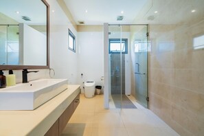 Shower, hair dryer, bidet - Villa Destiny, 4 Bed Private Pool, Near Beaches (Tambon Rawai)