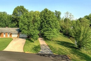 Exterior - Hoot N Holler:  5-Bedroom -Walk to downtown Pigeon Forge\Free Tickets (Pigeon Forge)