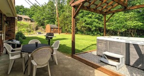 Outdoor dining - Hoot N Holler:  5-Bedroom -Walk to downtown Pigeon Forge\Free Tickets (Pigeon Forge)