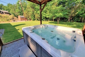 Outdoor spa tub - Hoot N Holler:  5-Bedroom -Walk to downtown Pigeon Forge\Free Tickets (Pigeon Forge)