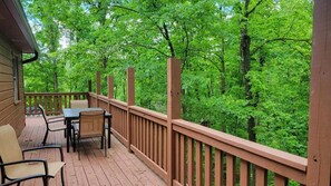 Outdoor dining - Smoky Mountain Getaway\ Pigeon Forge,\hot tub, arcade,\king suites, slps 6-Free Tickets (Pigeon Forge)