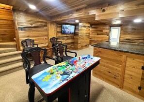 Interior - Smoky Mountain Getaway\ Pigeon Forge,\hot tub, arcade,\king suites, slps 6-Free Tickets (Pigeon Forge)