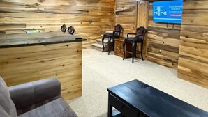 Ein Empfangsbereich mit Holzwand, einer Rezeption und einer Sitzecke mit Stühlen.