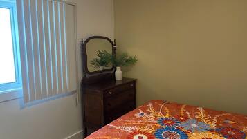 Iron/ironing board, free WiFi, bed sheets