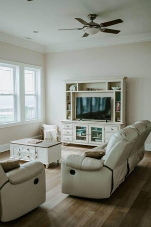 Living area - Dune Not Disturb | Luxury Getaway North Topsail (North Topsail Beach)