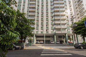 House, Smoking | 3 bedrooms - Apto com 2 Vagas e Churrasqueira a 200m da Praia (Guarujá)