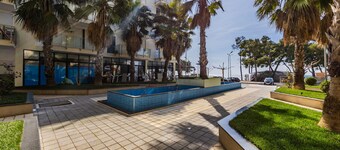 Beachfront Apartment With Pool Access