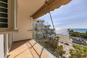 Apartment - Beachfront Apartment With Pool Access (Shengjin)