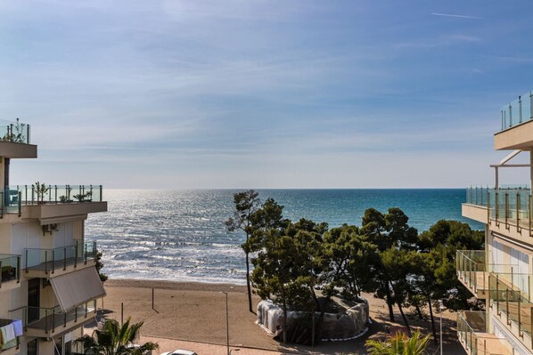 Apartment - Beachfront Apartment With Pool Access (Shengjin)