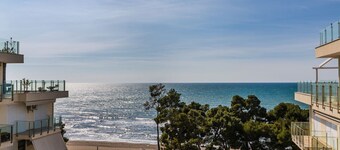 อพาร์ตเมนต์ริมชายหาดพร้อมทางเข้าสระว่ายน้ำ