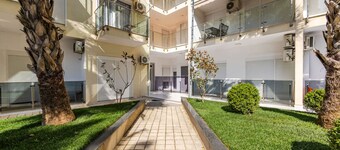 Beachfront Apartment With Pool Access