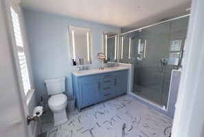 Shower, hair dryer, towels, soap - Beautiful, spacious family-perfect 5-bdrm home w AC -train to Boston, World Cup (Needham)