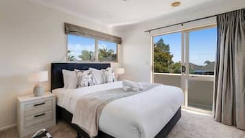 Desk, iron/ironing board, WiFi, bed sheets