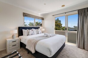 Desk, iron/ironing board, WiFi, bed sheets - The Gardens 3 Bedroom with Pool and Air-Con (Auckland South)