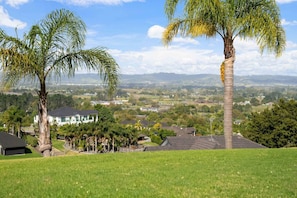 Property grounds - The Gardens 3 Bedroom with Pool and Air-Con (Auckland South)