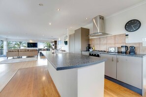 Fridge, microwave, oven, stovetop - The Gardens 3 Bedroom with Pool and Air-Con (Auckland South)