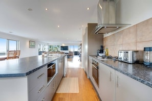 Fridge, microwave, oven, stovetop - The Gardens 3 Bedroom with Pool and Air-Con (Auckland South)