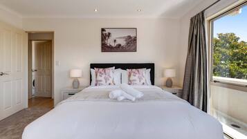 Desk, iron/ironing board, WiFi, bed sheets