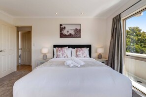 Desk, iron/ironing board, WiFi, bed sheets - The Gardens 3 Bedroom with Pool and Air-Con (Auckland South)