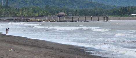 En la playa, camastros y toallas de playa