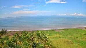 Na praia, espreguiçadeiras, toalhas de praia 