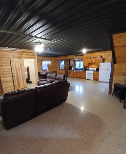 Cozy 4-bedroom cabin close to Rathbun lake with AC comfort