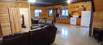 Cozy 4-bedroom cabin close to Rathbun lake with AC comfort