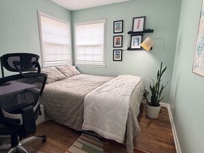 Iron/ironing board, WiFi, bed sheets - World Cup house rental in vibrant college town (Lawrence)