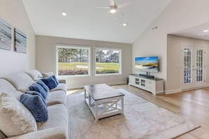 Smart TV, ping pong, books - Beautiful St. James Home | Golf Course Views (Southport)