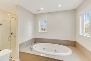 Shower, jetted bath, hair dryer, towels - Beautiful St. James Home | Golf Course Views (Southport)
