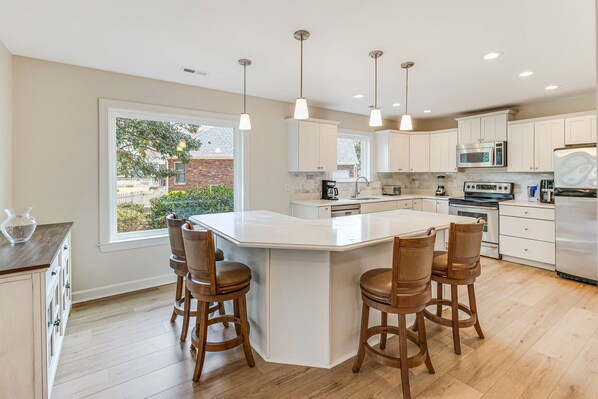 Fridge, microwave, stovetop, dishwasher - Beautiful St. James Home | Golf Course Views (Southport)