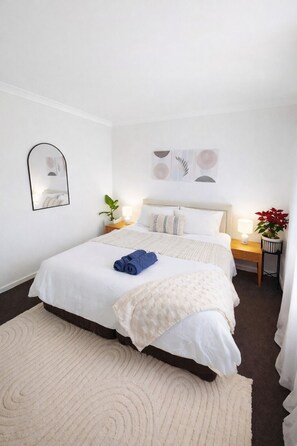 Room - Tranquil luxury  1-bedroom apartment - partial canal views charming Halls Head (Halls Head)