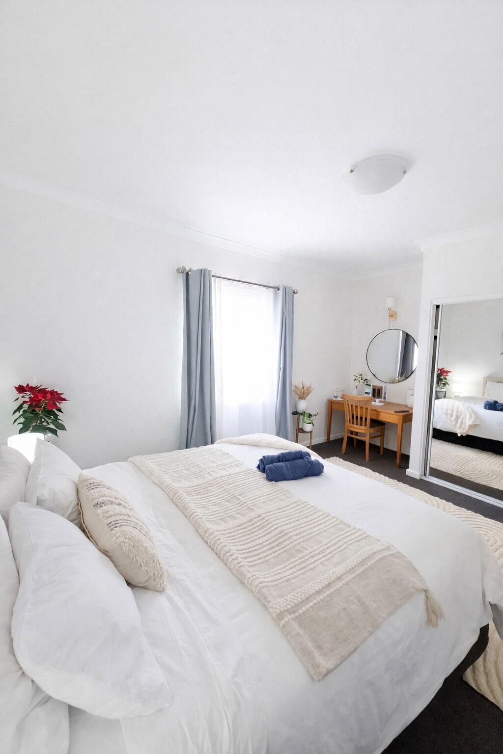 Tabla de planchar con plancha, wifi, ropa de cama
