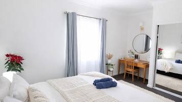 Tabla de planchar con plancha, wifi, ropa de cama